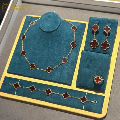 Shop Red Clover Van Cleef Jewellery in Dubai. Iconic design, premium quality, and same-day UAE delivery. Order now for luxury at the best price!