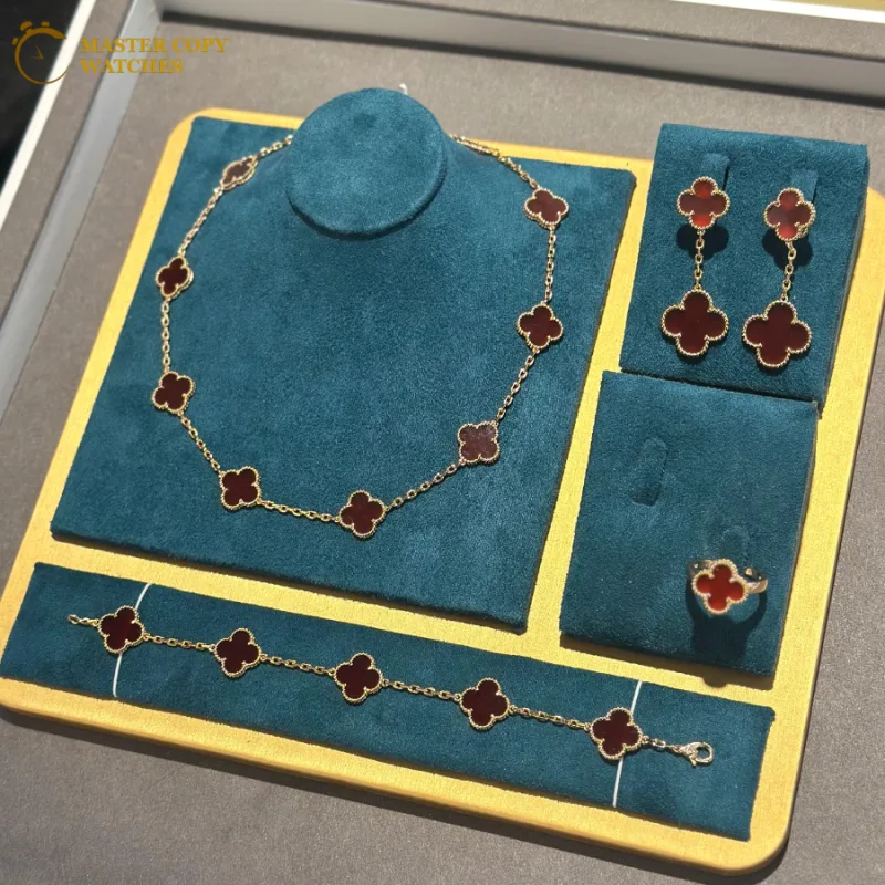 Shop Red Clover Van Cleef Jewellery in Dubai. Iconic design, premium quality, and same-day UAE delivery. Order now for luxury at the best price!